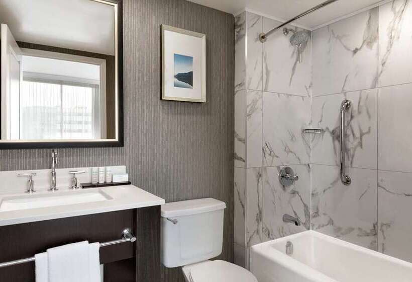 Студия Стандарт, Embassy Suites By Hilton Montreal Airport