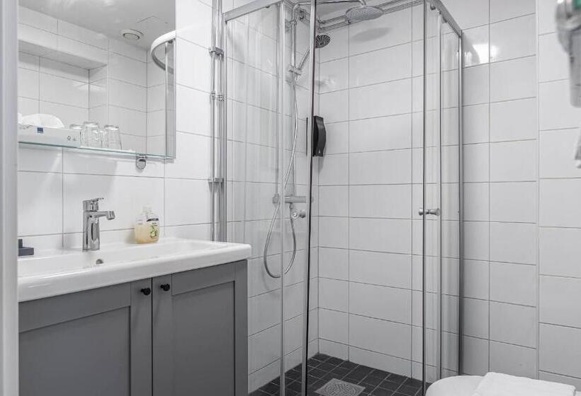 חדר סטנדרט לשלושה, L Arkad