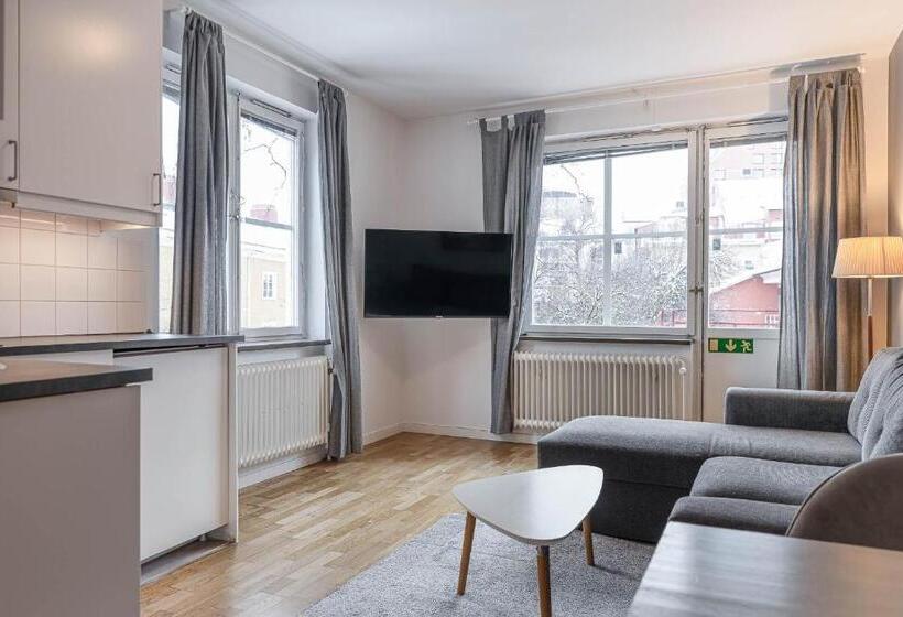 חדר משפחתי, L Arkad