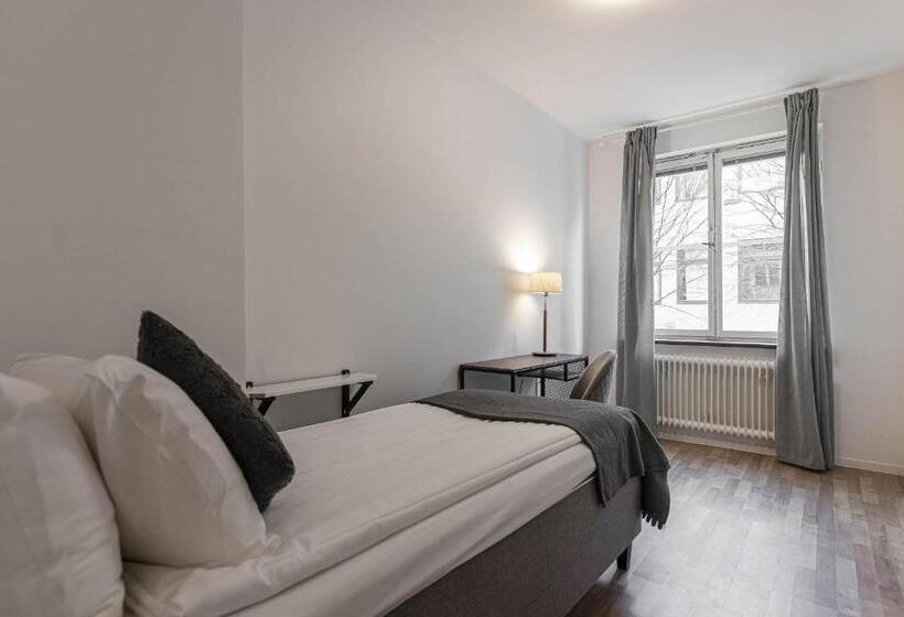 חדר משפחתי, L Arkad