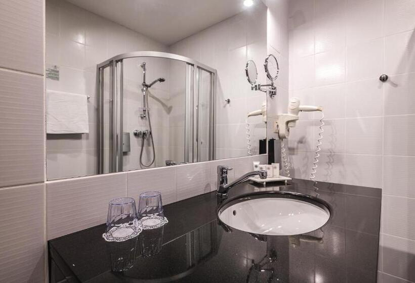 اتاق کلاس بیزنس, Liva