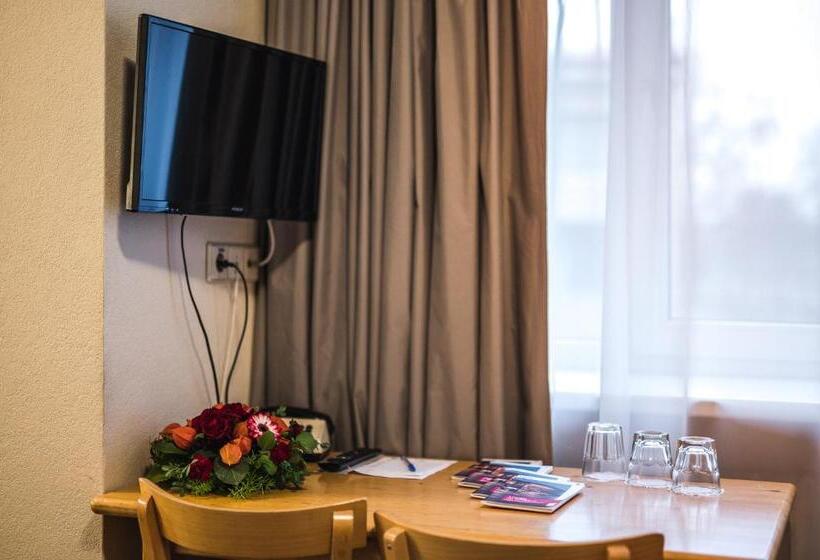 اتاق استاندارد سه نفره, Liva