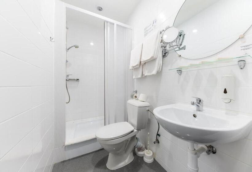 اتاق استاندارد سه نفره, Liva