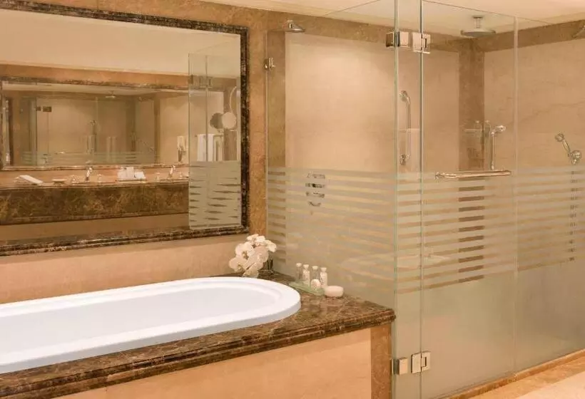 キングサイズベッドのデラックスルーム, Sheraton Kuwait, A Luxury Collection Hotel, Kuwait City