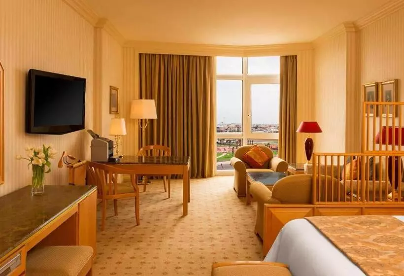 キングサイズベッドのデラックスルーム, Sheraton Kuwait, A Luxury Collection Hotel, Kuwait City