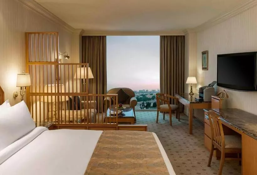 キングサイズベッドのデラックスルーム, Sheraton Kuwait, A Luxury Collection Hotel, Kuwait City