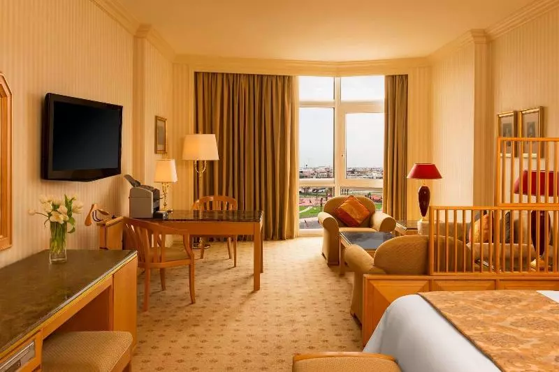 キングサイズベッドのデラックスルーム, Sheraton Kuwait, A Luxury Collection Hotel, Kuwait City