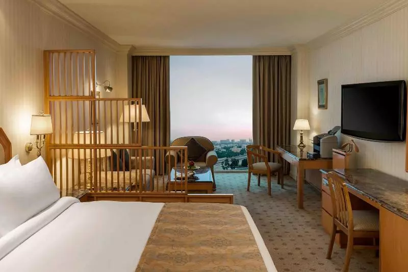 キングサイズベッドのデラックスルーム, Sheraton Kuwait, A Luxury Collection Hotel, Kuwait City