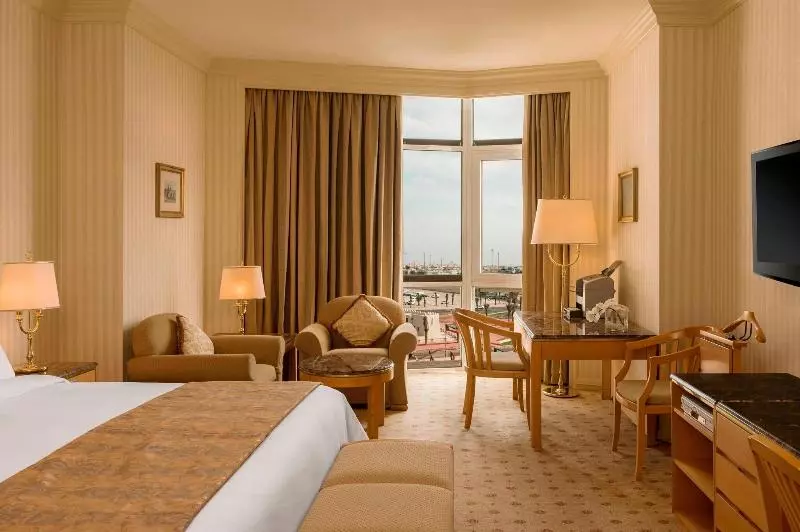 キングサイズベッドのスタンダードルーム, Sheraton Kuwait, A Luxury Collection Hotel, Kuwait City