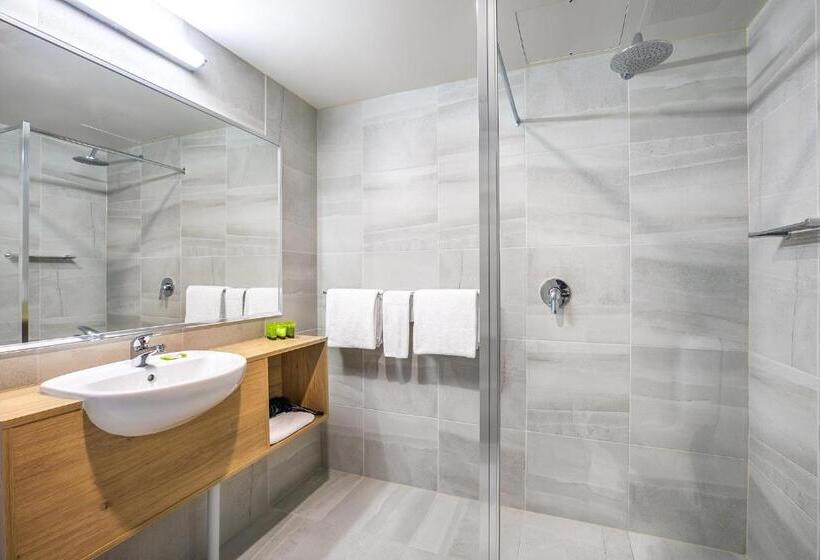 חדר סטודיו סטנדרד, Nightcap At York On Lilydale