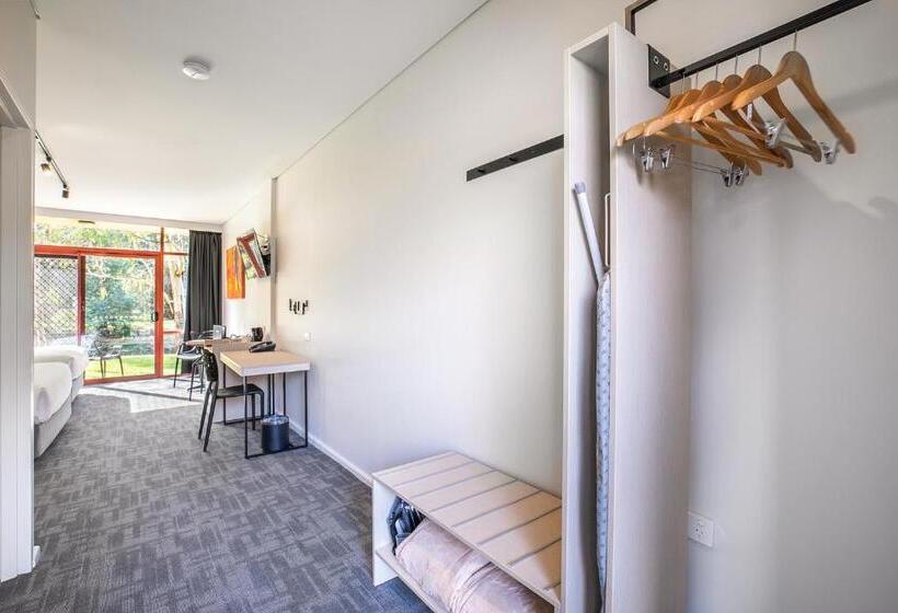 סטודיו משפחתי, Nightcap At York On Lilydale