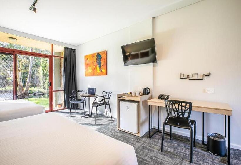 סטודיו משפחתי, Nightcap At York On Lilydale