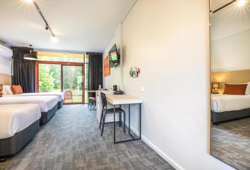 סטודיו משפחתי, Nightcap At York On Lilydale