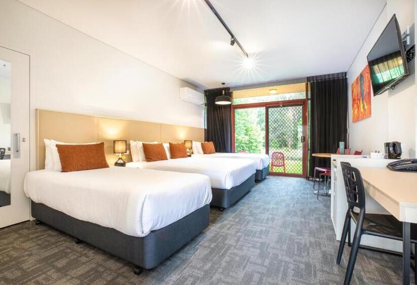 סטודיו משפחתי, Nightcap At York On Lilydale