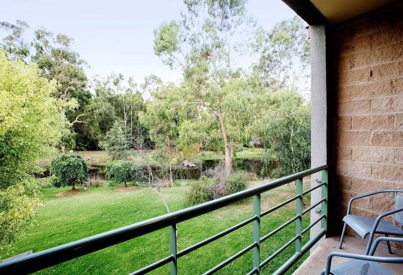 סטודיו משפחתי, Nightcap At York On Lilydale