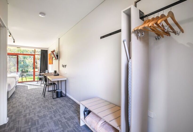 סטודיו משפחתי, Nightcap At York On Lilydale