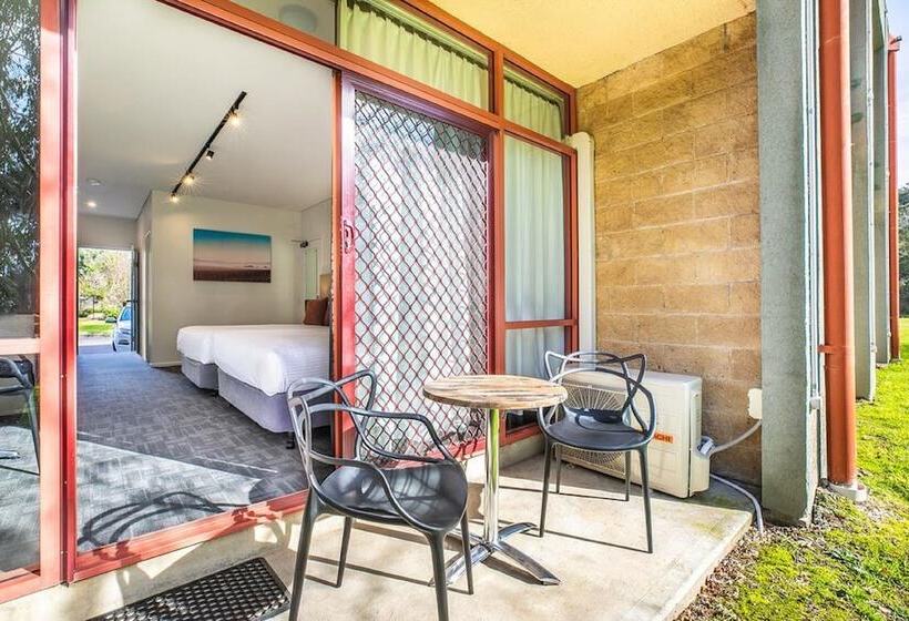 סטודיו משפחתי, Nightcap At York On Lilydale