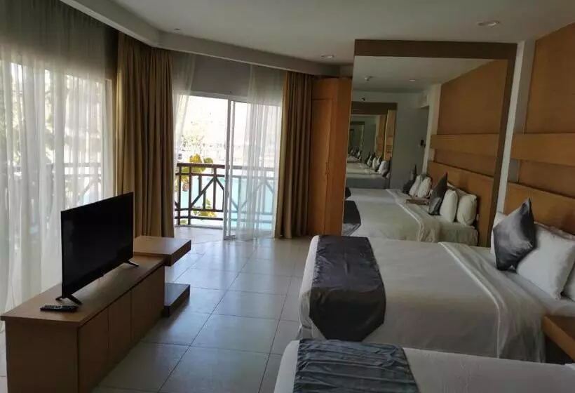 اتاق استاندارد چهار تخته با چشم‌انداز دریا, Century Langkasuka Resort Langkawi