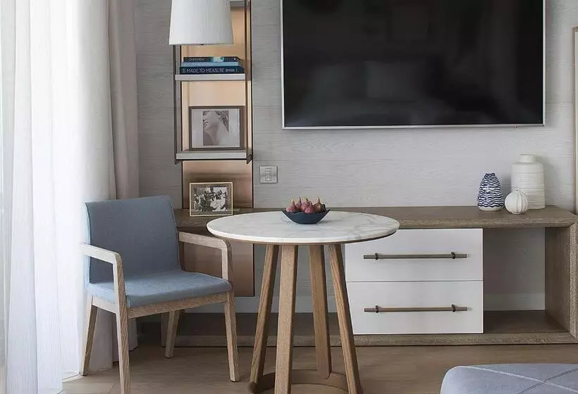 キングサイズベッドのスタンダードルーム, Four Seasons Astir Palace Athens