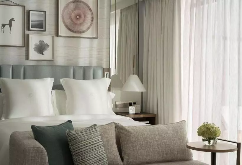 キングサイズベッドのスタンダードルーム, Four Seasons Astir Palace Athens
