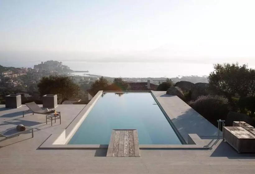 ویلای 1 خوابه, La Villa Calvi