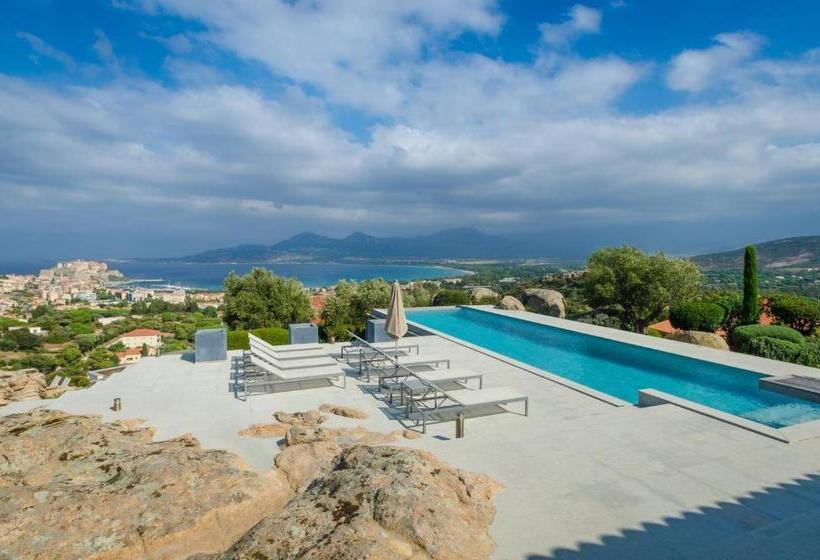 ویلای 1 خوابه, La Villa Calvi