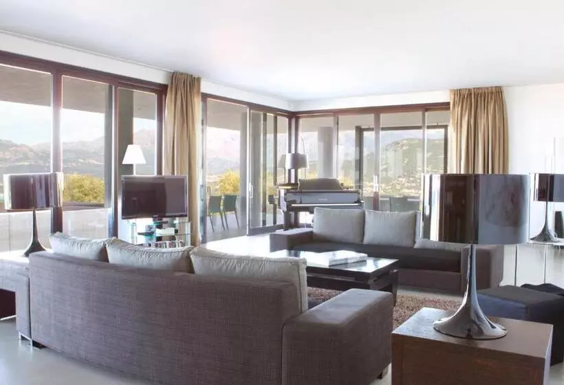 ویلای 1 خوابه, La Villa Calvi