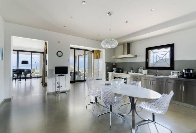 ویلای 1 خوابه, La Villa Calvi