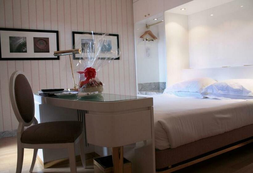 Superior Room with Terrace, Albani Firenze