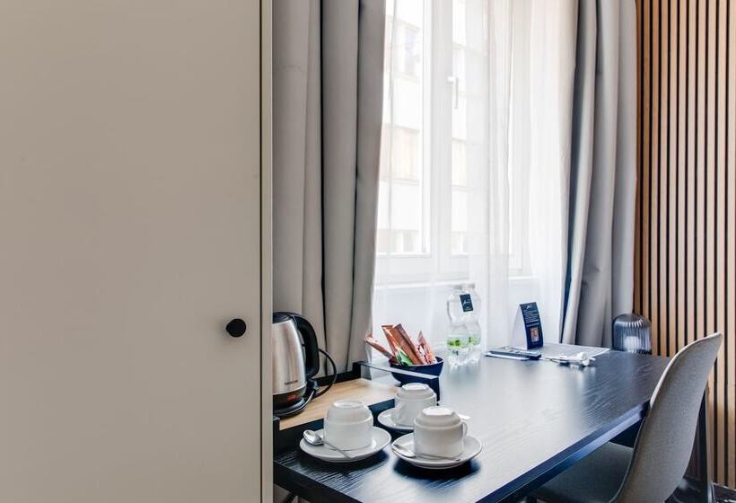 اتاق استاندارد سه نفره, Andante