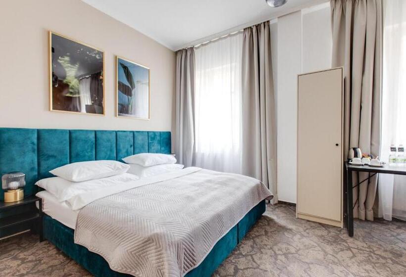 اتاق استاندارد سه نفره, Andante