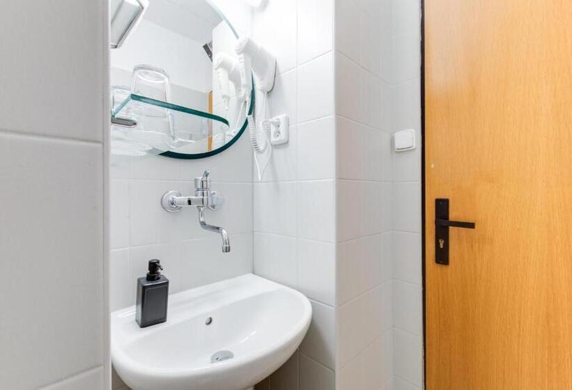 اتاق استاندارد سه نفره, Andante