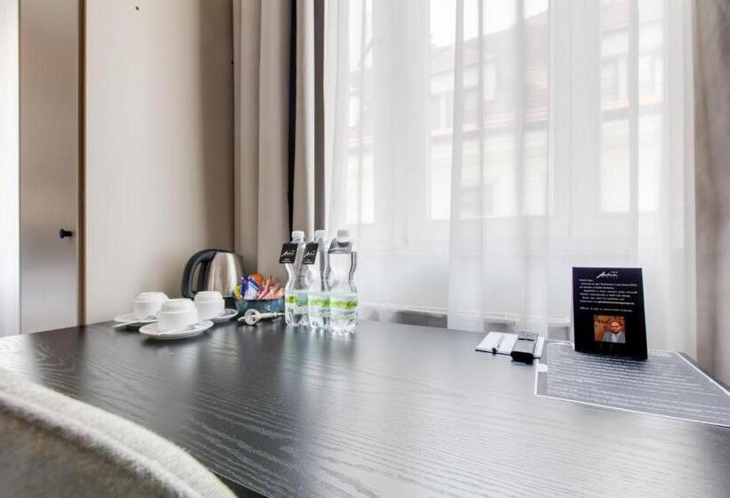 اتاق استاندارد سه نفره, Andante