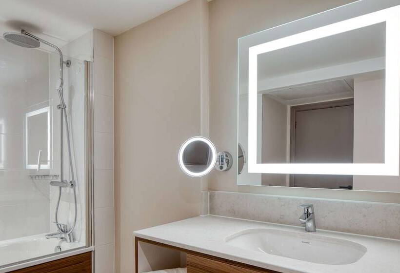 Номер Deluxe, Doubletree By Hilton Dartford Bridge