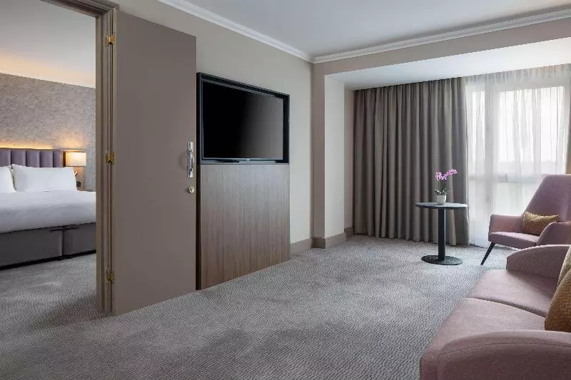 キングサイズベッドのスイートルーム, Doubletree By Hilton Dartford Bridge