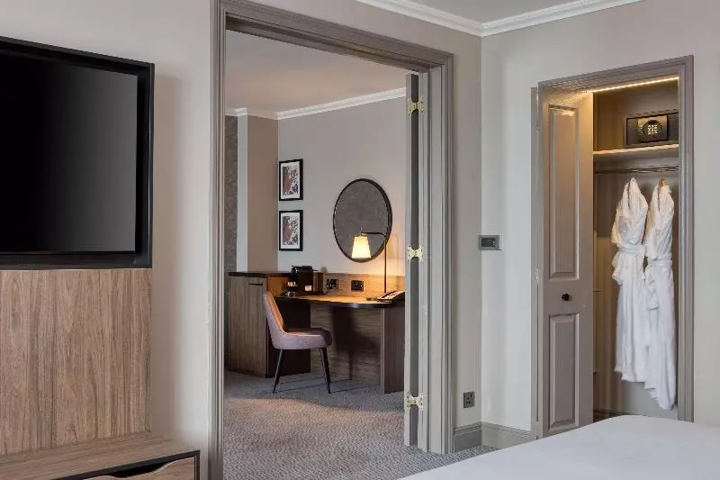キングサイズベッドのスイートルーム, Doubletree By Hilton Dartford Bridge