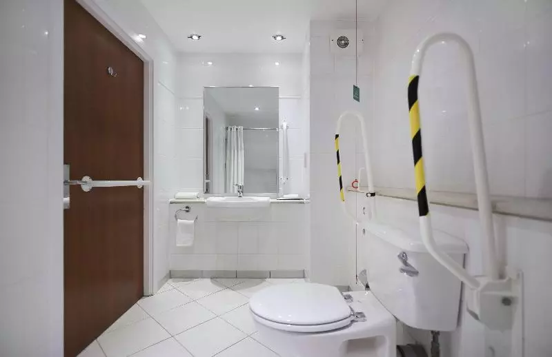 キングサイズベッドのスタンダードルーム, Doubletree By Hilton Dartford Bridge