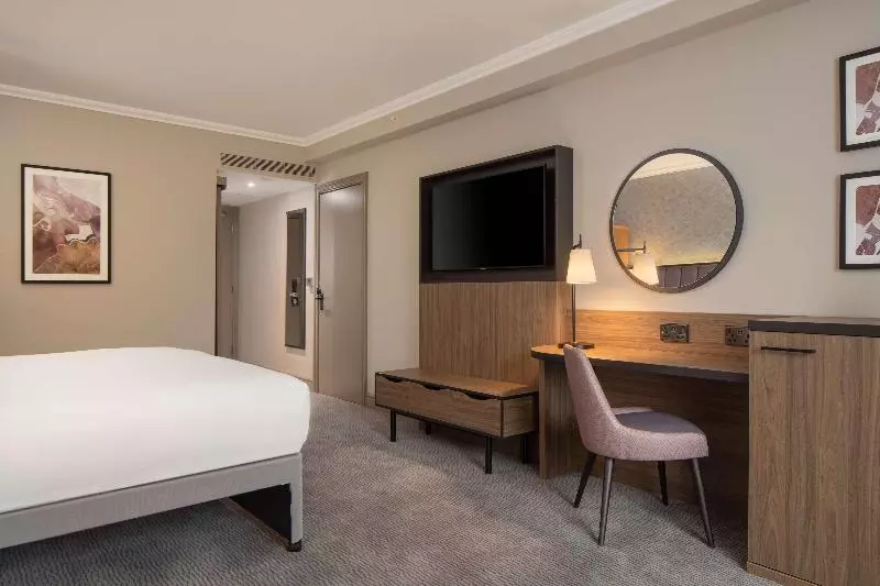キングサイズベッドのスタンダードルーム, Doubletree By Hilton Dartford Bridge