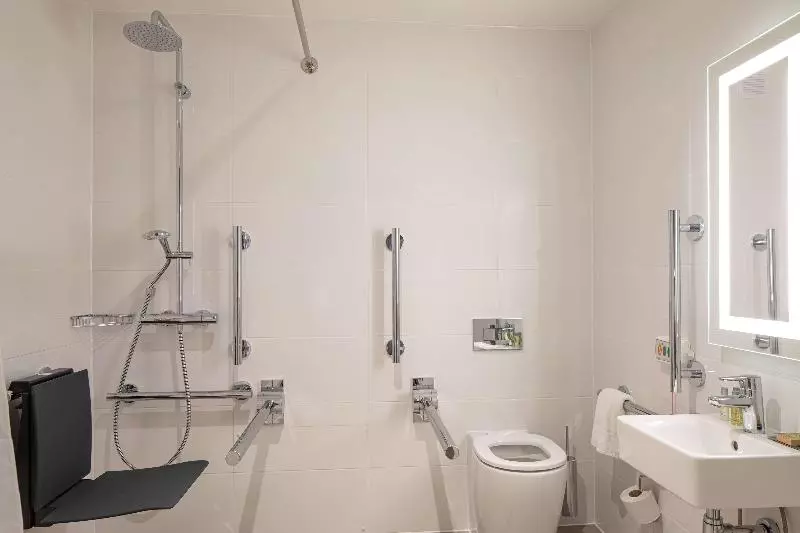 キングサイズベッドのスタンダードルーム, Doubletree By Hilton Dartford Bridge
