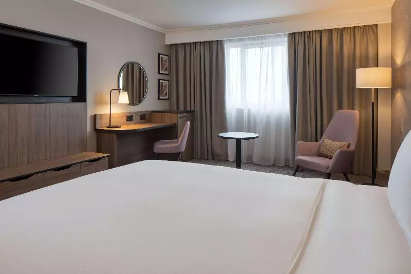 キングサイズベッドのスタンダードルーム, Doubletree By Hilton Dartford Bridge