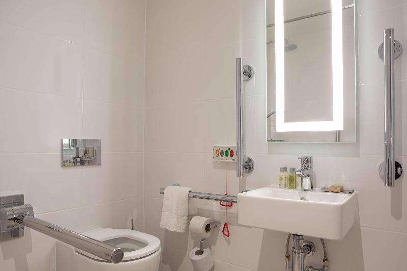 キングサイズベッドのスタンダードルーム, Doubletree By Hilton Dartford Bridge