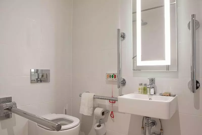 キングサイズベッドのスタンダードルーム, Doubletree By Hilton Dartford Bridge