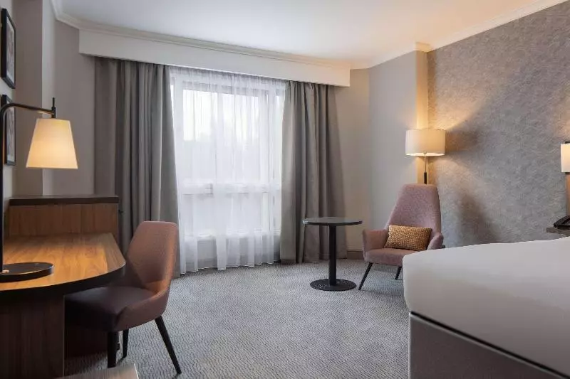 キングサイズベッドのスタンダードルーム, Doubletree By Hilton Dartford Bridge