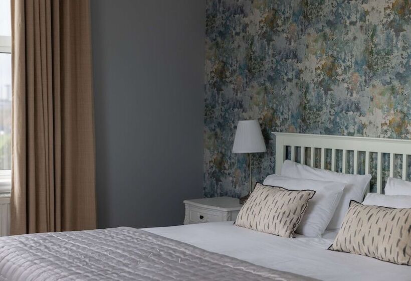 スタンダードルーム, The Queens