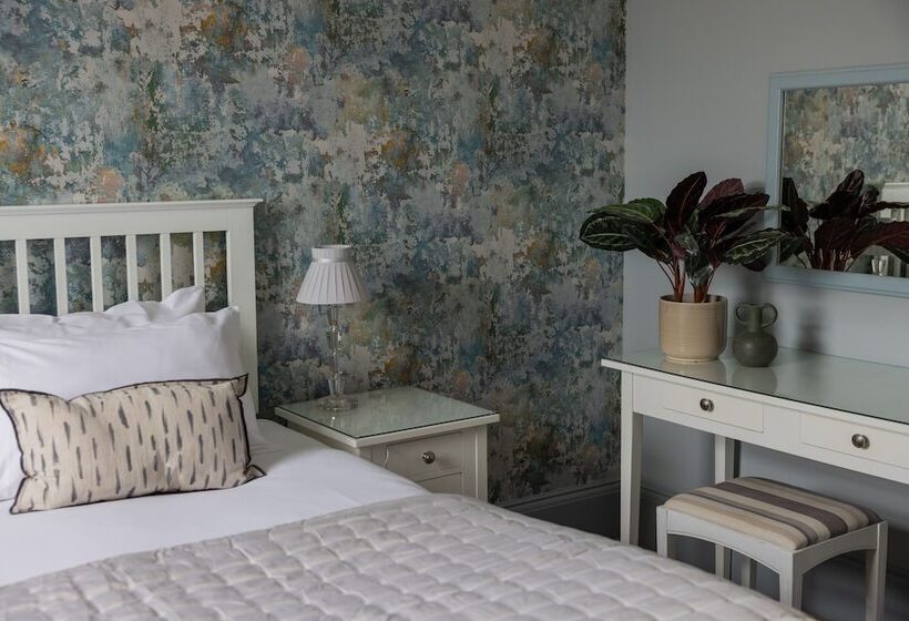 スタンダードルーム, The Queens