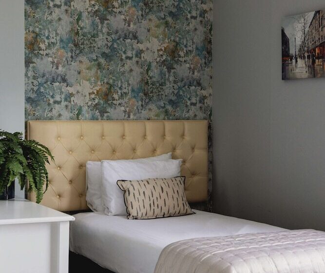 スタンダードシングルルーム, The Queens