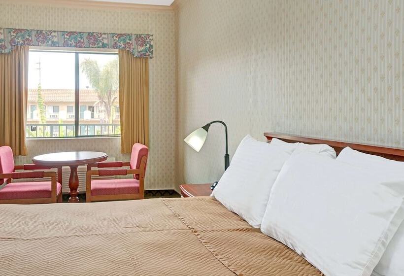 جناح, Travelodge By Wyndham Lynwood