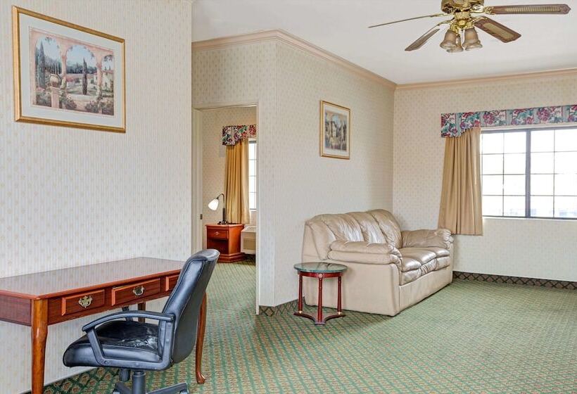 جناح, Travelodge By Wyndham Lynwood