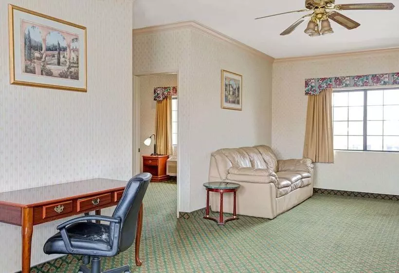 سوییت, Travelodge By Wyndham Lynwood