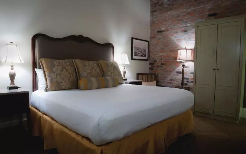 اتاق لوکس با تخت بزرگ, French Market Inn